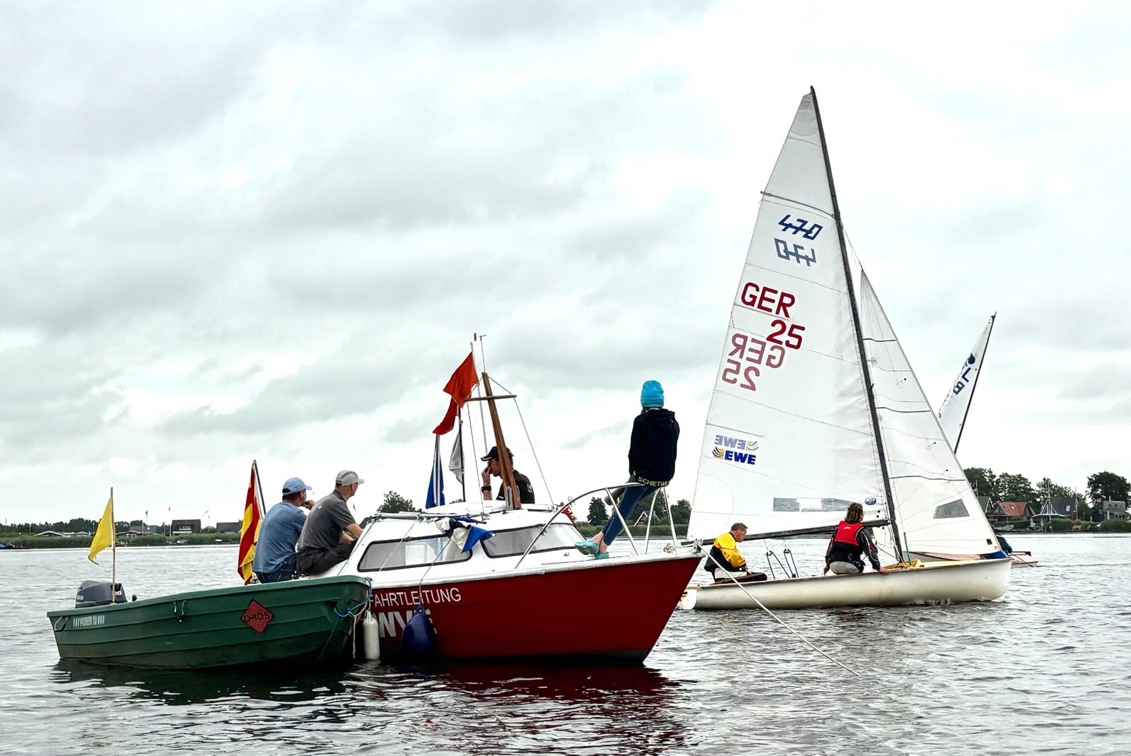 Seniorenregatta 2025 Startboot mit Jolle